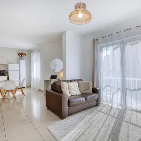 1br With Shops, Pubs & Transport Nearby Saint Julian's
