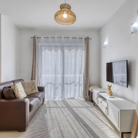 1br With Shops, Pubs & Transport Nearby Saint Julian's