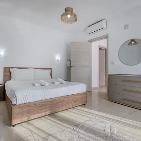 Apartment 1br With Shops, Pubs & Transport Nearby