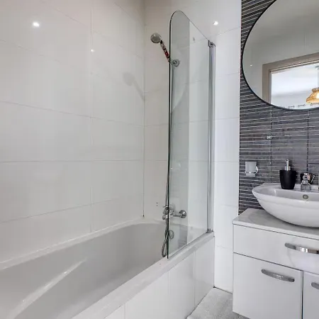 1br With Shops, Pubs & Transport Nearby Apartment *