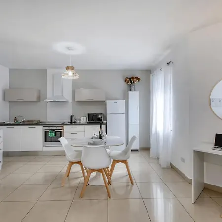 Apartment 1br With Shops, Pubs & Transport Nearby Saint Julian's