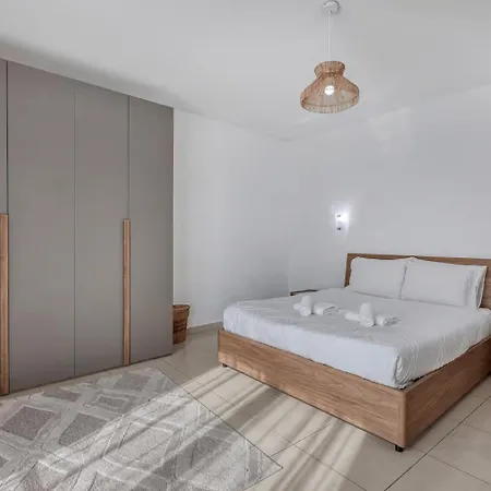 1br With Shops, Pubs & Transport Nearby Apartment